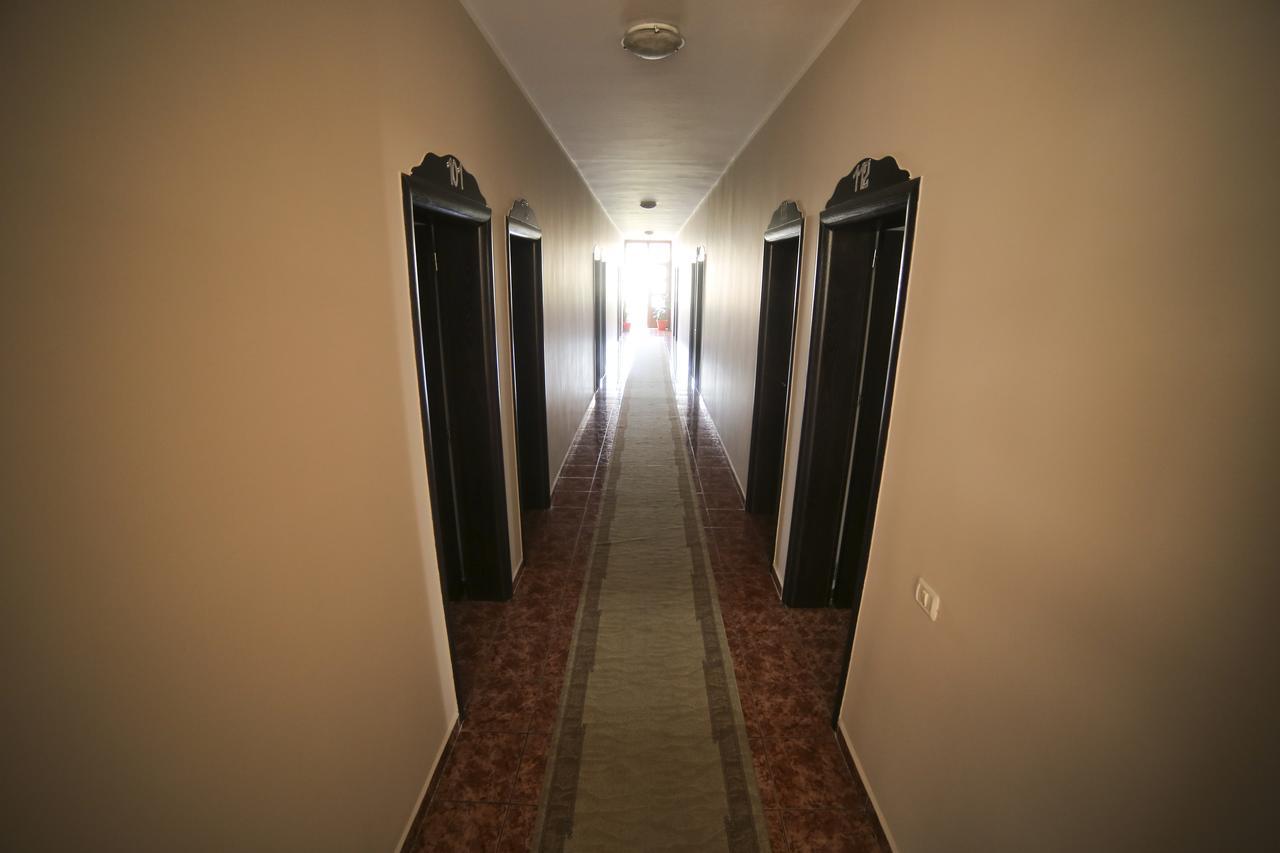 Hotel Arberia ティラナ エクステリア 写真